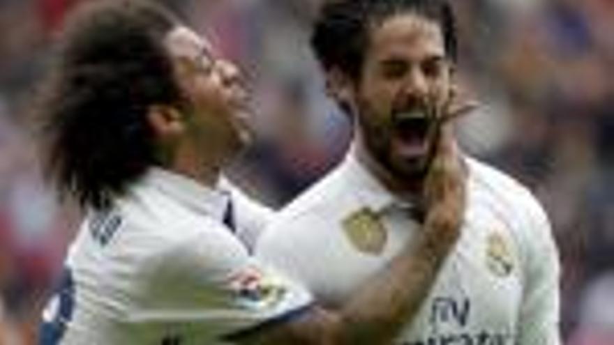 Marcelo i Isco celebrant el gol del migcampista a El Molinón.