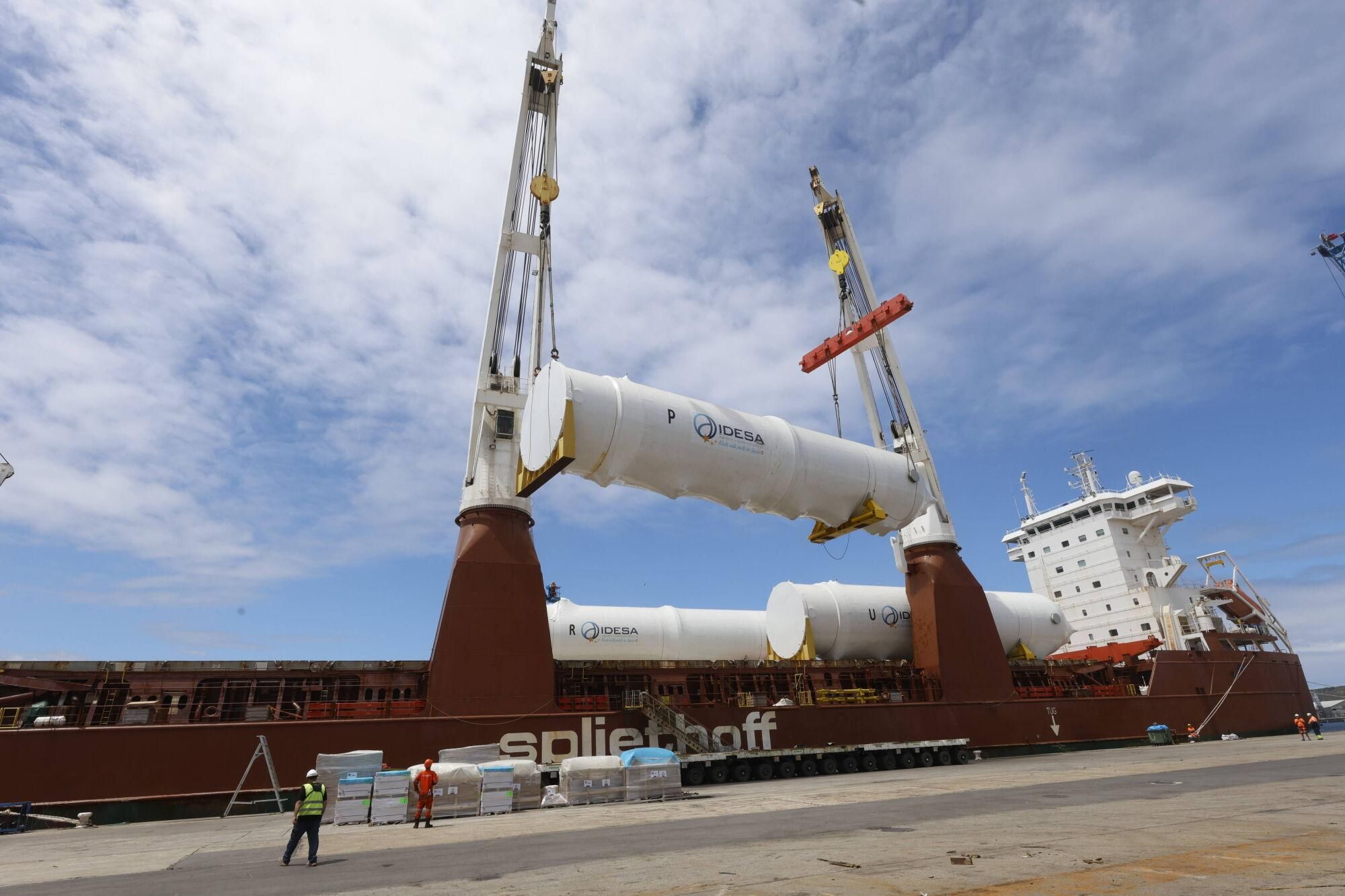 En imágenes: Así fue la carga en el Puerto de Avilés de nueve colosales depósitos de CO2 fabricados por Idesa
