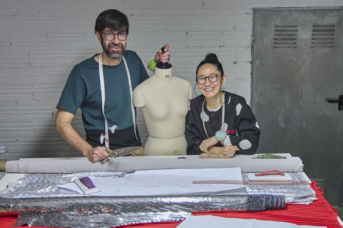 Nahoko Maeshima y Marcel Bofill, sastres del estudio Maru-Shima de Palafrugell y autores del vestido de la reina del Carnaval de Barcelona