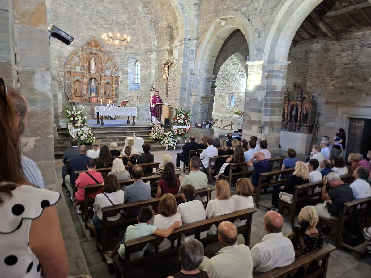 En imágenes: La iglesia de Santa María, en Villanueva, se llena para dar el último adiós a Enrique López En imágenes: La iglesia de Santa María, en Villanueva, se llena para dar el último adiós a Enrique López