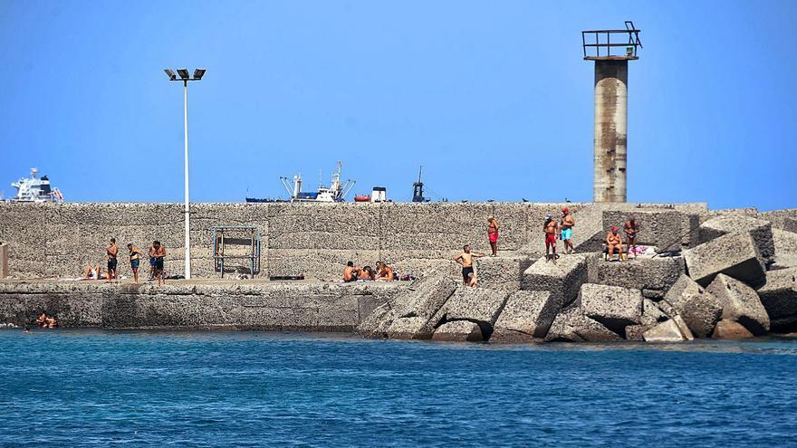 San Cristóbal renueva los bolardos y las farolas para ganar operatividad