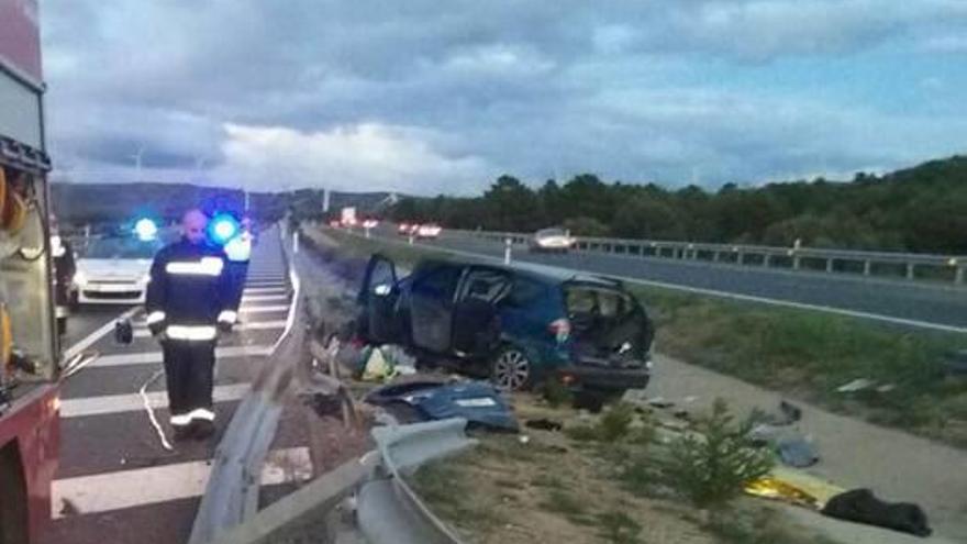 Un hombre y una niña mueren al chocar su coche con el guardarraíl en Barracas