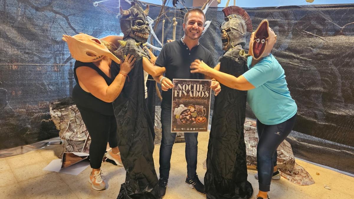 Sergio Eiroa sostiene el cartel de las actividades.