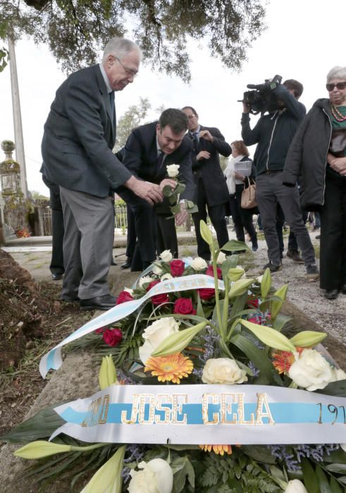 Una ofrenda floral honra a Cela en su centenario