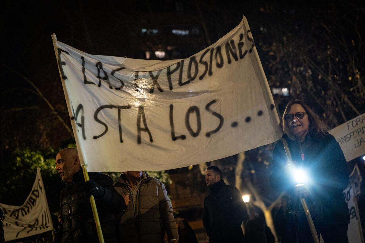 Manifestación de vecinos de la Prosperitat que piden una solución para los cortes de luz que sufren y el traslado de un transformador que se incendió en septiembre. Manifestación de vecinos de la Prosperitat que piden una solución para los cortes de luz que sufren y el traslado de un transformador que se incendió en septiembre.