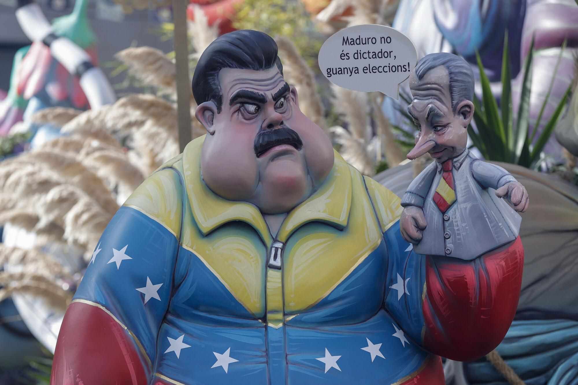GRAFCVA6365. VALENCIA, 16/03/2025.- Una escena de ninots que representan a Nicolás Maduro y a José Luis Rodríguez Zapatero se puede ver en la falla del Sueca-Literato Azorín durante este domingo en el que ya se encuentran montados todos los monumentos falleros. EFE/Manuel Bruque