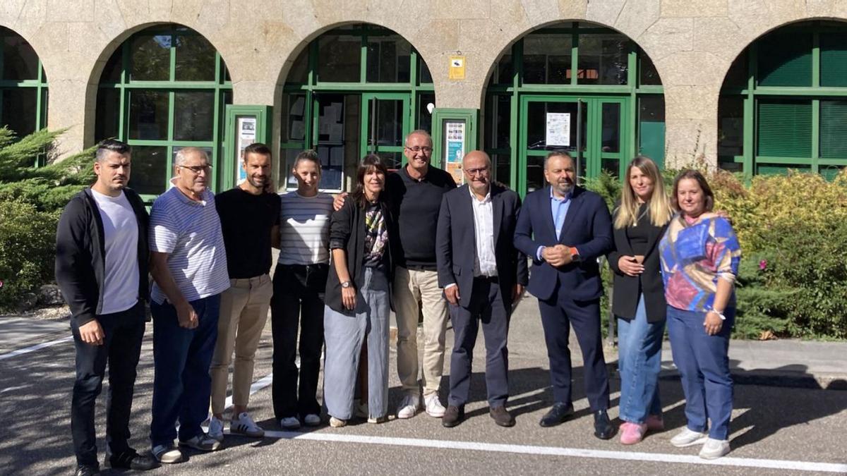 En el centro, el alcalde de Nigrán, Juan González, junto a Abel Losada y Paco Ferreira, ayer.