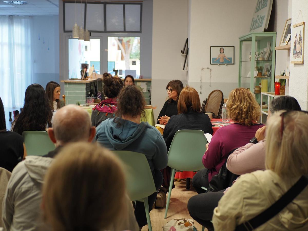 Carmen Amoraga presenta su libro "Lágrimas de barro" en Picanya.