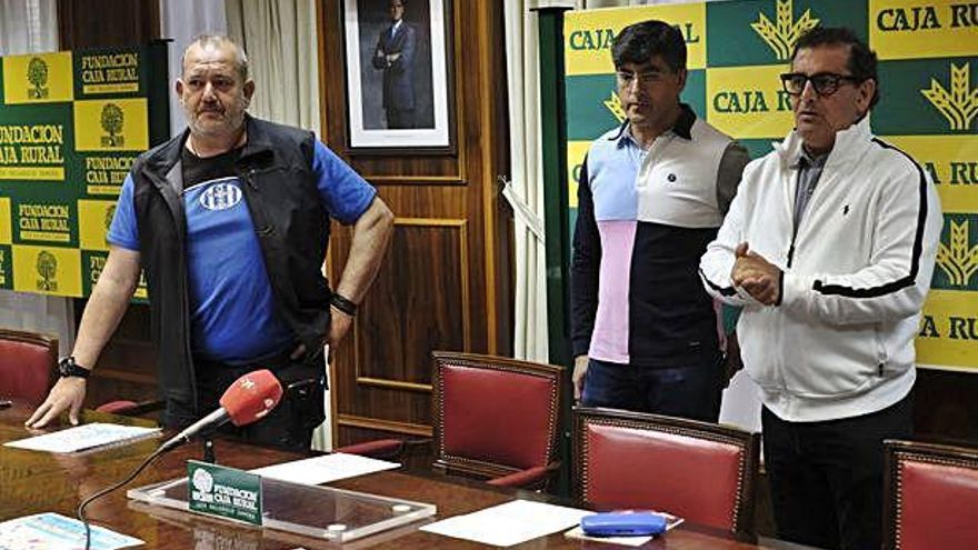 Participantes en el acto de presentación del VI Torneo CD Amistad 2000.