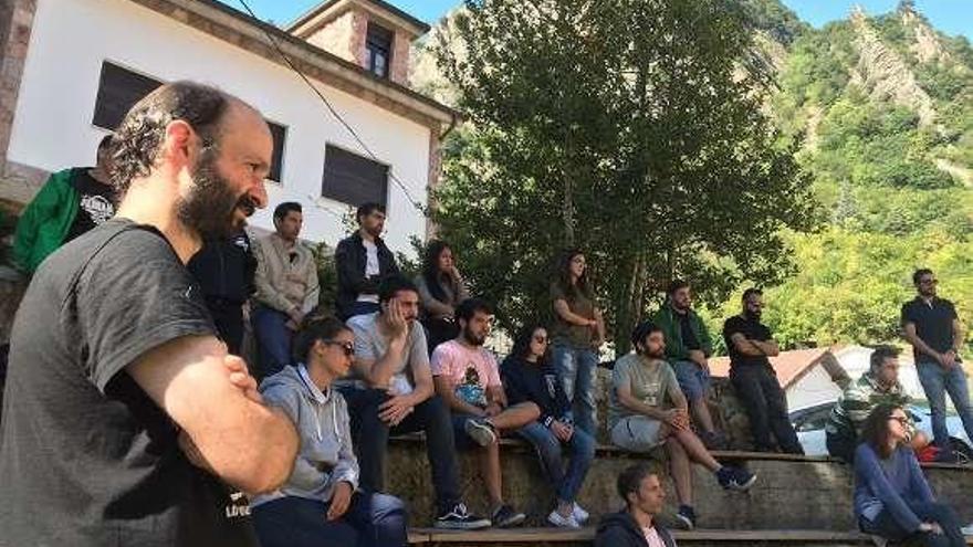 Los participantes en uno de los encuentros en el anfiteatro de Pola de Somiedo.