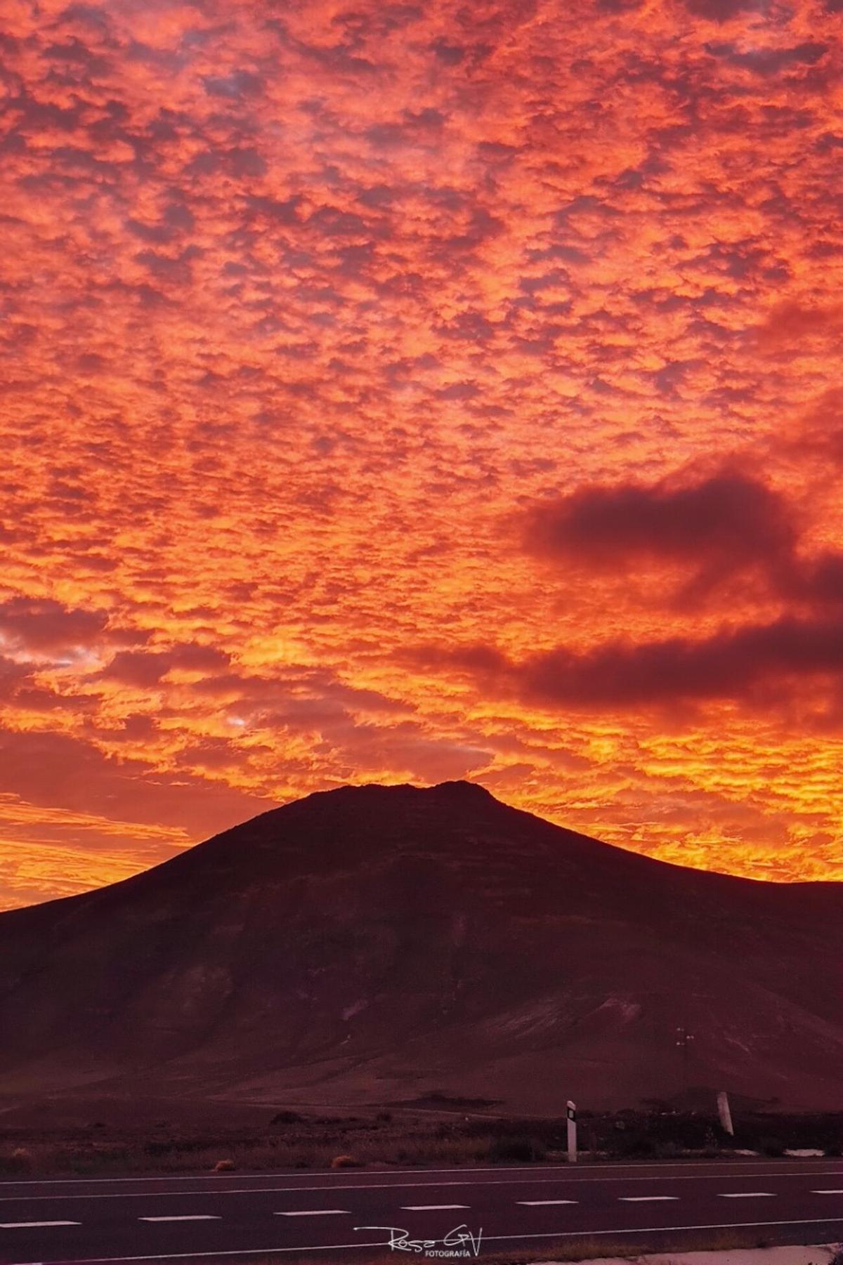 Atardecer en Lanzarote desde Lanzarote a Caballo con vistas a la Atalaya de Femés (Yaiza).