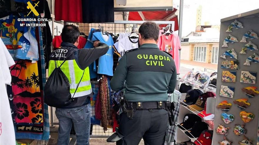 Cuatro imputados y casi 1.700 artículos falsos incautados en dos inspecciones en Cala Millor