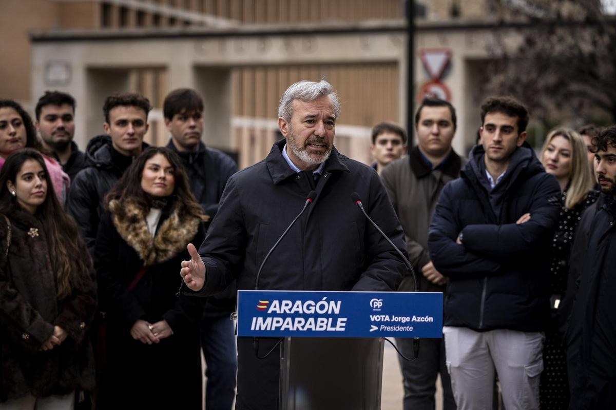 El presidente de Aragón y candidato del PP a la DGA, Jorge Azcón, junto a jóvenes de su partido, este sábado frente a la Universidad de Zaragoza.
