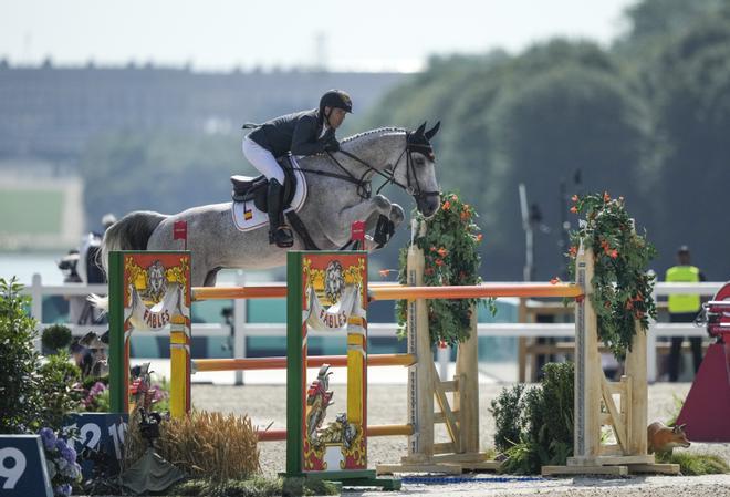 El español Ismael Garcia Roque, montando a Tirano, durante la competición hípica de saltos por equipos en los Juegos Olímpicos París 2024.