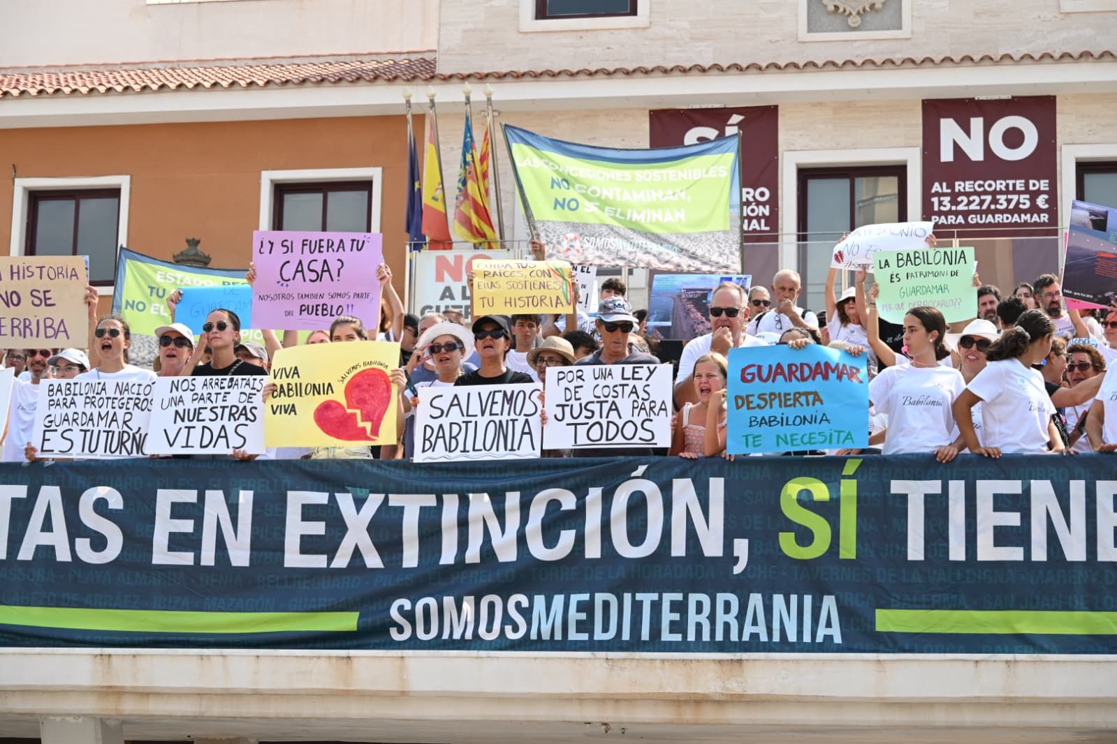 Protesta contra el derribo de las casas de la playa de Babilonia en Guardamar del Segura