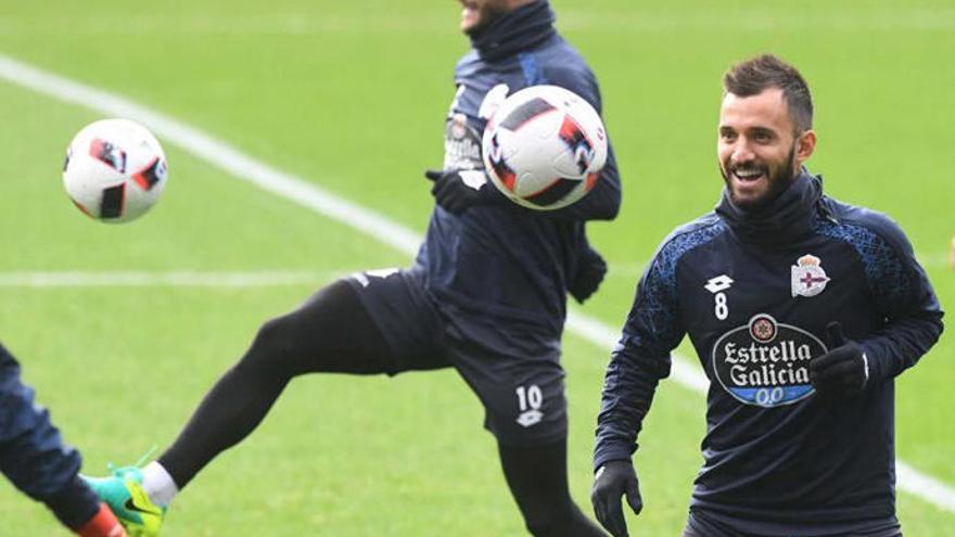 Çolak, ante Andone en un entrenamiento en Riazor.