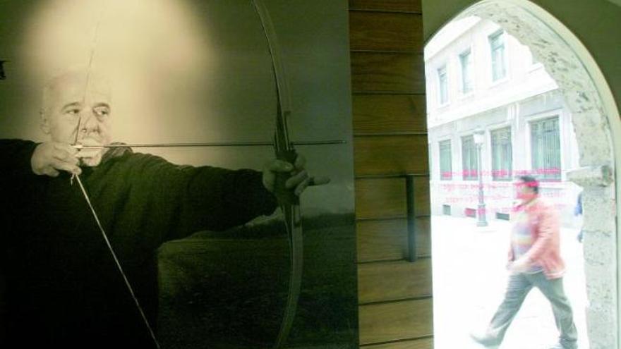 Paulo Coelho, en una de las fotografías de la exposición que desde ayer puede visitarse en el palacio de Valdecarzana.