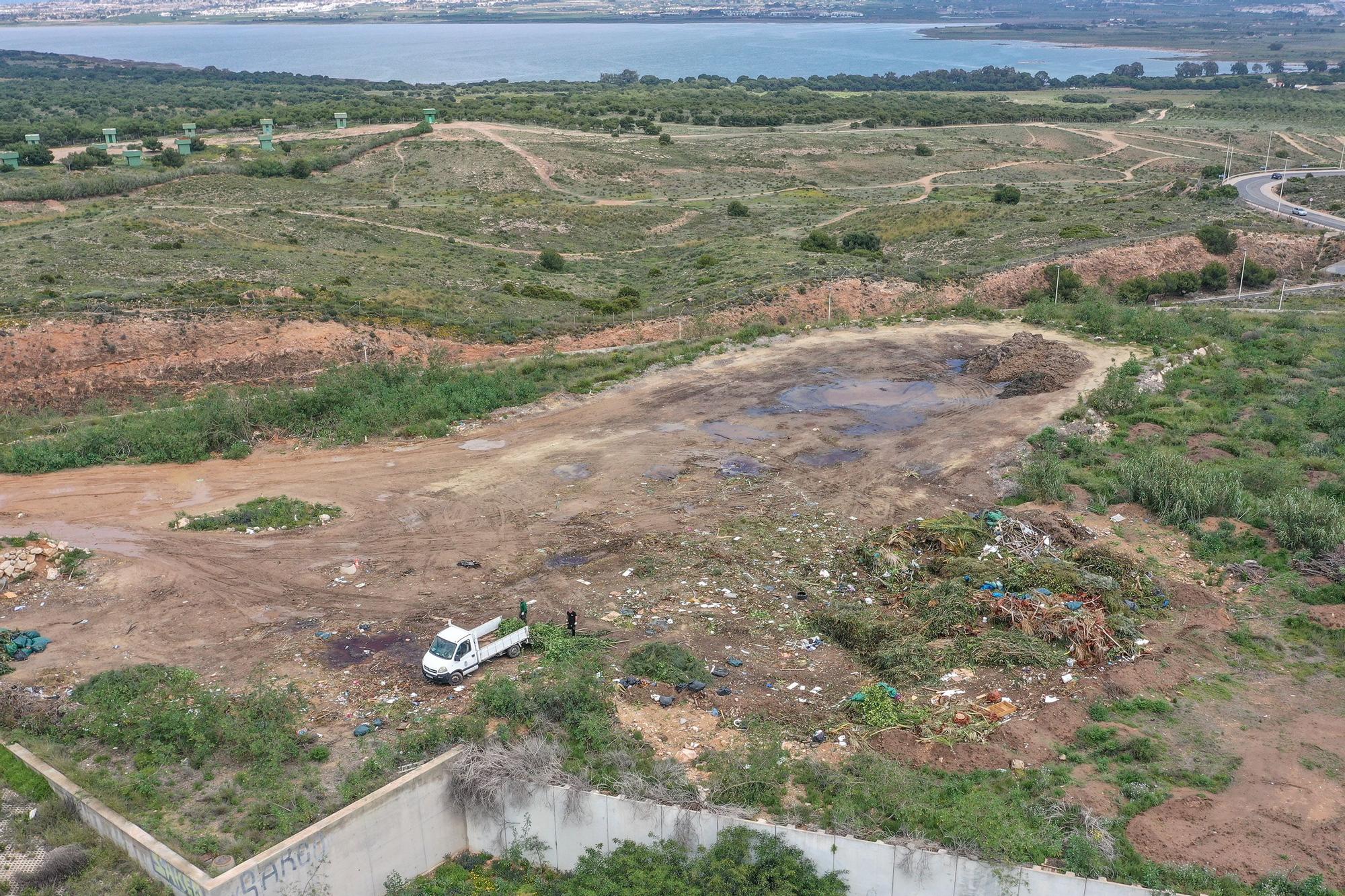 Torrevieja usa el parque abandonado del Alto de la Casilla como vertedero de toneladas de podas y algas