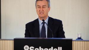 El CEO de Banco Sabadell, César González-Bueno, durante una rueda de prensa de presentación de los resultados de Banco Sabadell correspondientes al primer trimestre de 2024, a 25 de abril de 2024, en Madrid (España).