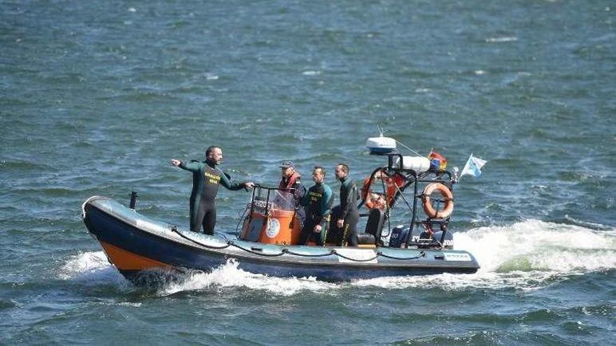 Los GEAS de la Guardia Civil en el lugar del naufragio. // G. Santos