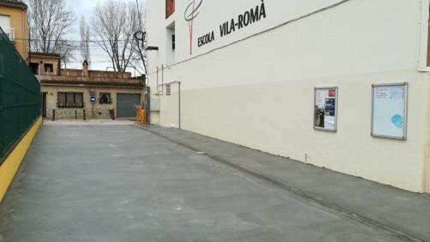 Entrada a l&#039;escola Vila-romà, amb el nou paviment.