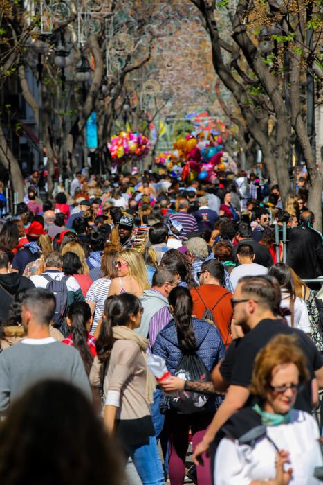 Ambiente fallero en las calles de València