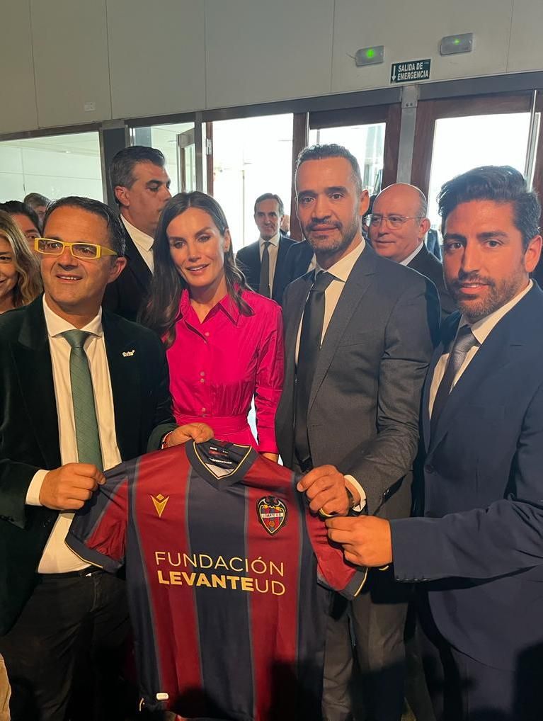 Juanfran, Pallardó y Juan Carrión, presidente de Feder, junto a la reina.