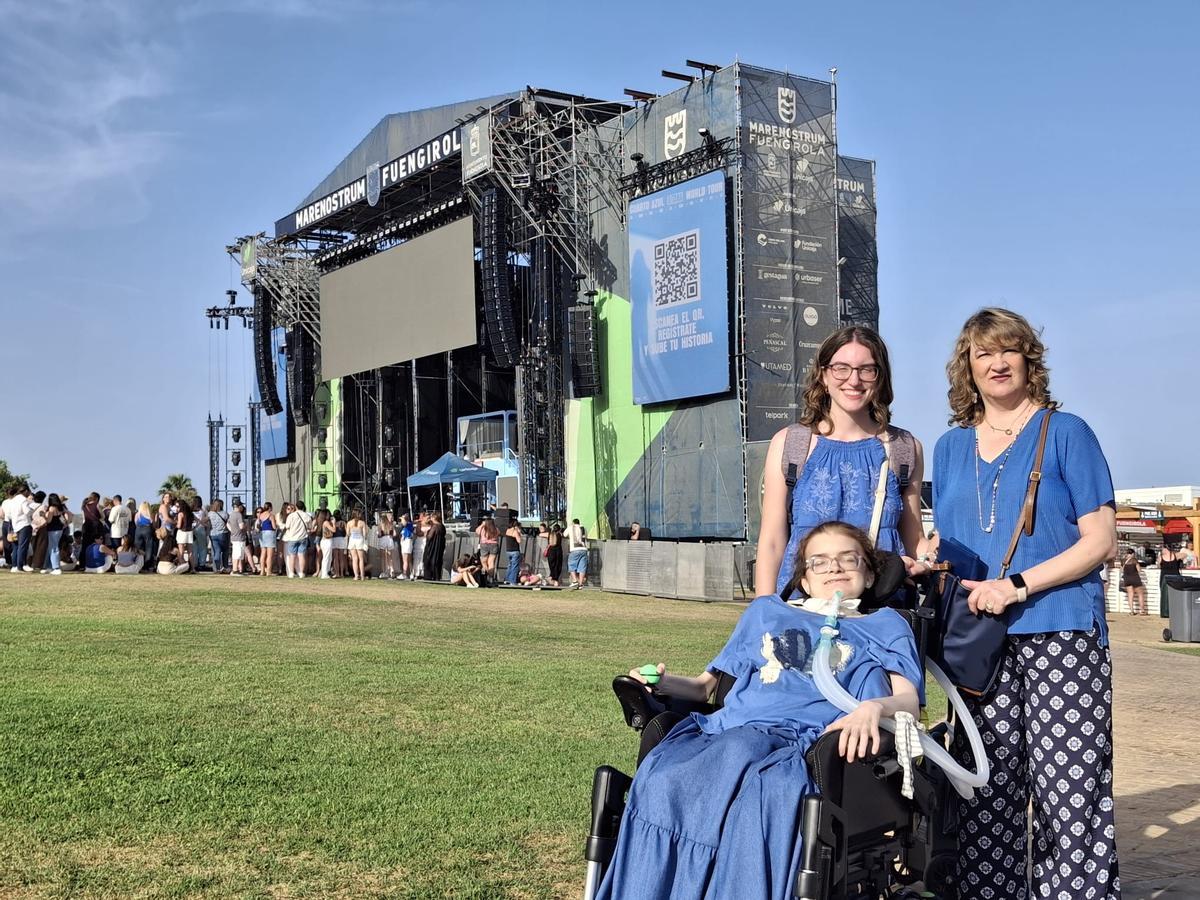 Diana, con su hermana Lara y su madre, Estrella Berbel, antes de comenzar el concierto de Aitana en Fuengirola (Málaga).