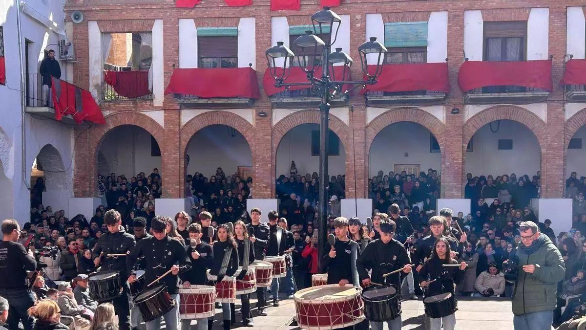 Tambors de Passió durante su actuación en Híjar, donde la agrupación de Almassora volvió a sobresalir en el concurso nacional más prestigioso del país.