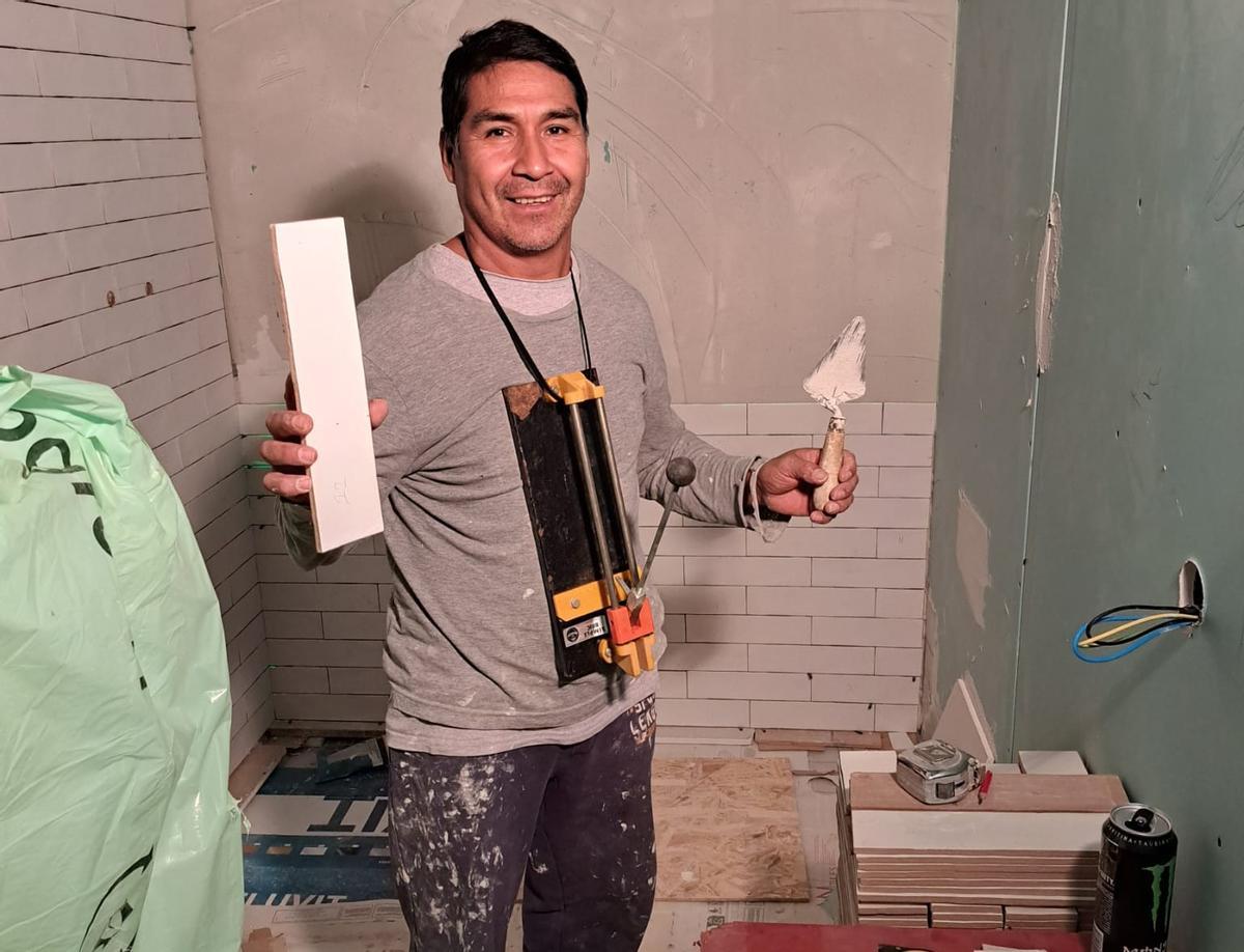 Un albañil instala azulejos en la reforma de un baño, en la provincia de Barcelona, la semana pasada.