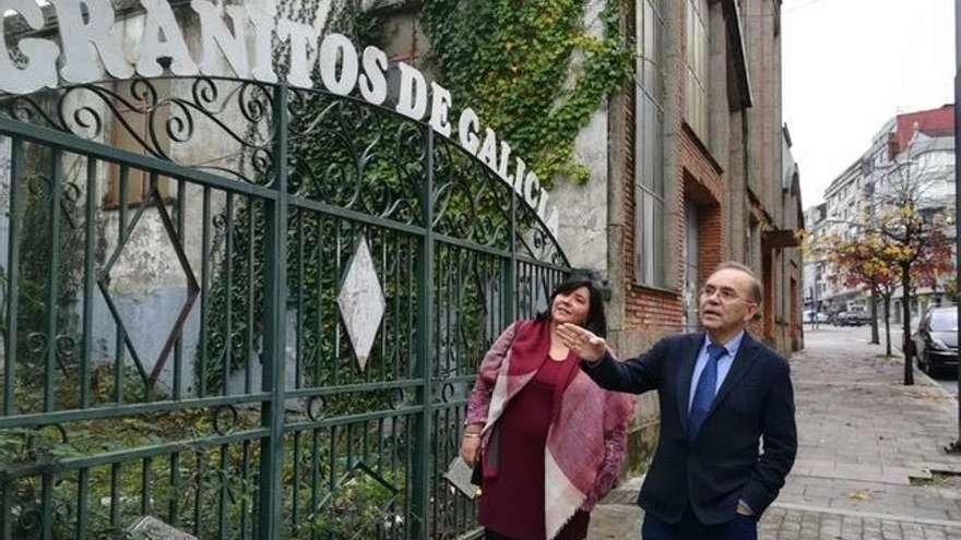 Entrada a la parcela de la antigua empresa Granitos de Galicia, en la Avenida de Galicia. // D.P.