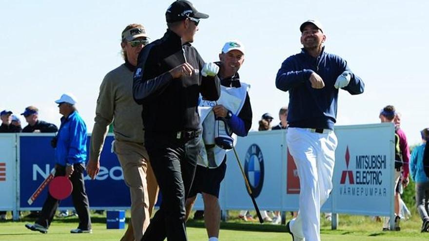 Jiménez bromea con Stenson y Bjorn, ayer en el Nordea Masters.