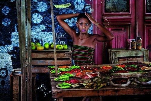 Una joven de un puesto de mercado callejero