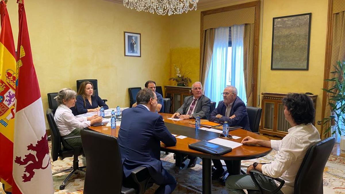 Reunión del alcalde de Tábara en la Subdelegación del Gobierno en Zamora