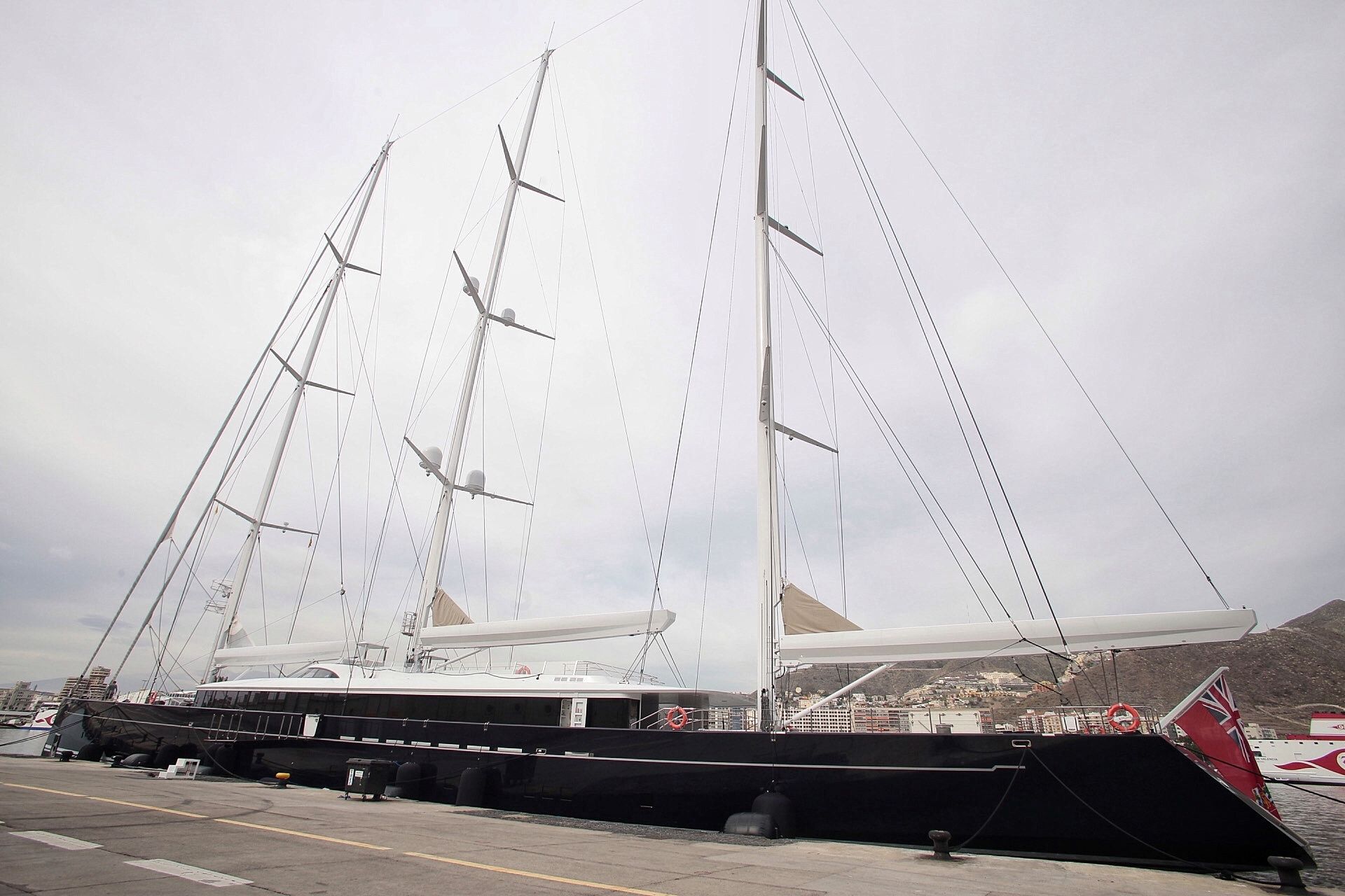 Llegada del barco Sea Eagle II al puerto de Santa Cruz de Tenerife.