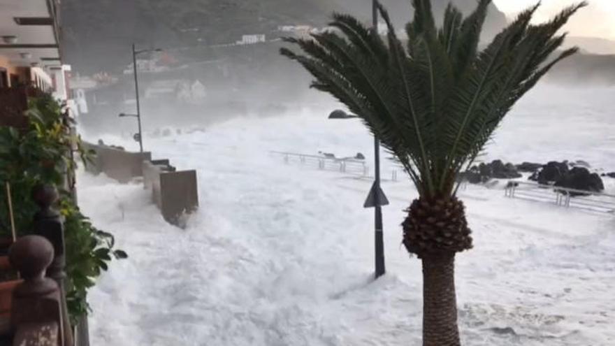 Imagen de un temporal de 2017 en Garachico, con la avenida inundada.