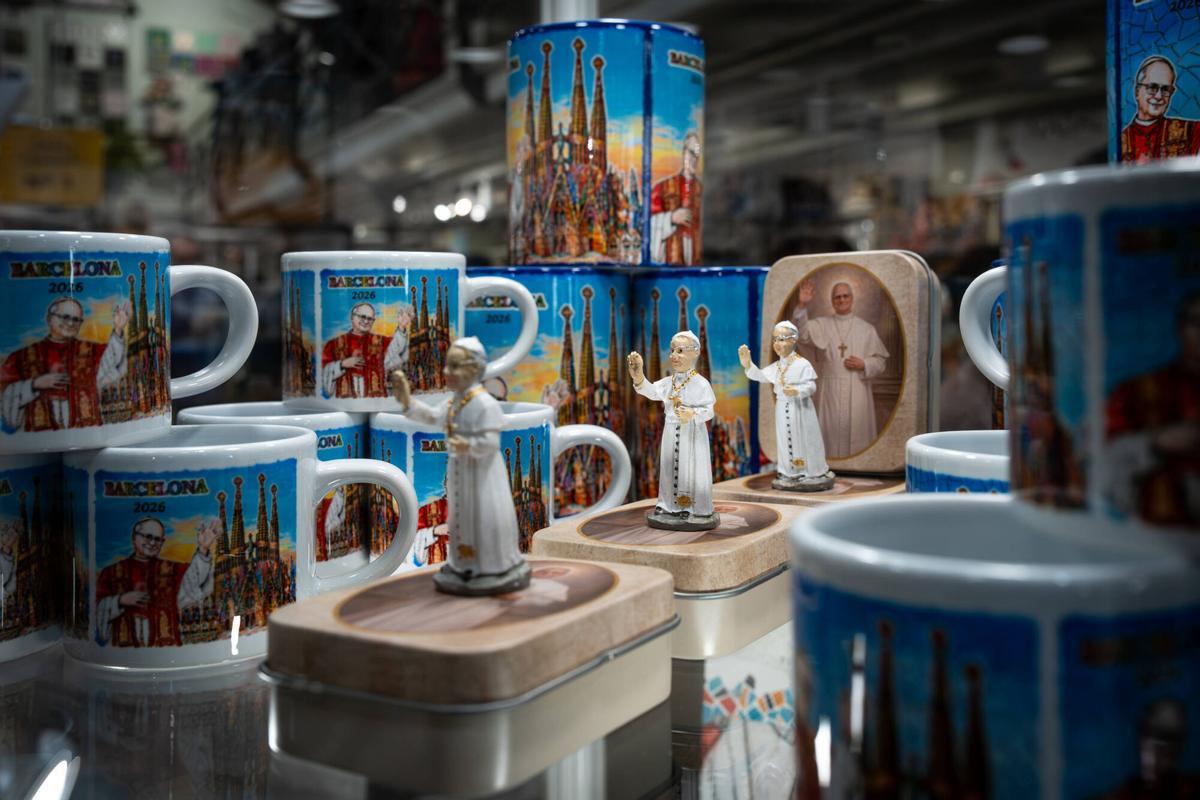 Souvenirs extraoficiales de la visita del Papa a Barcelona, a la venta frente a la Sagrada Família