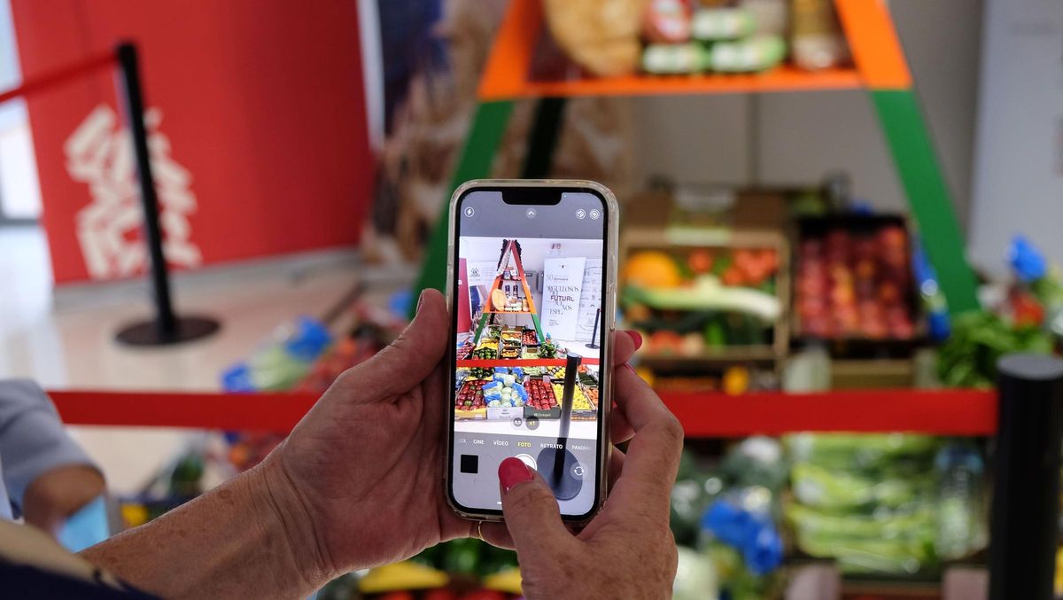 La pirámide de la alimentación instalada en el Hospital Virgen de La Arrixaca atrajo la atención de visitantes y profesionales.