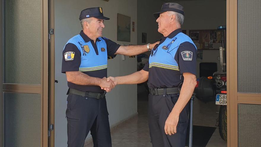 El subinspector Romualdo Perdomo, a la izquierda, se despide de uno de los agentes mas veteranos, Miguel Rodríguez.