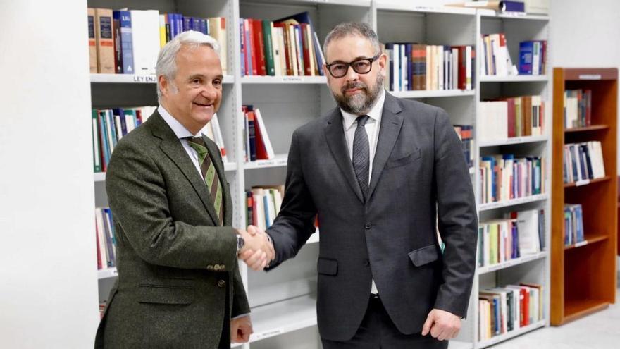 Jesús María Chamorro, a la izquierda, y Julio Martínez Zahonero, ayer por la mañana, en la biblioteca del Palacio de Justicia de Gijón. | Marcos León