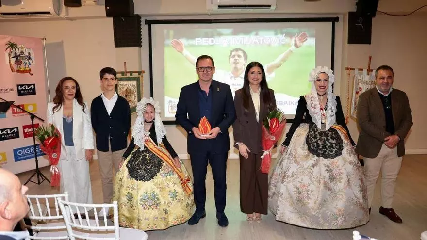 La hoguera Mercado Central nombra a Mijatovic como su embajador para 2026