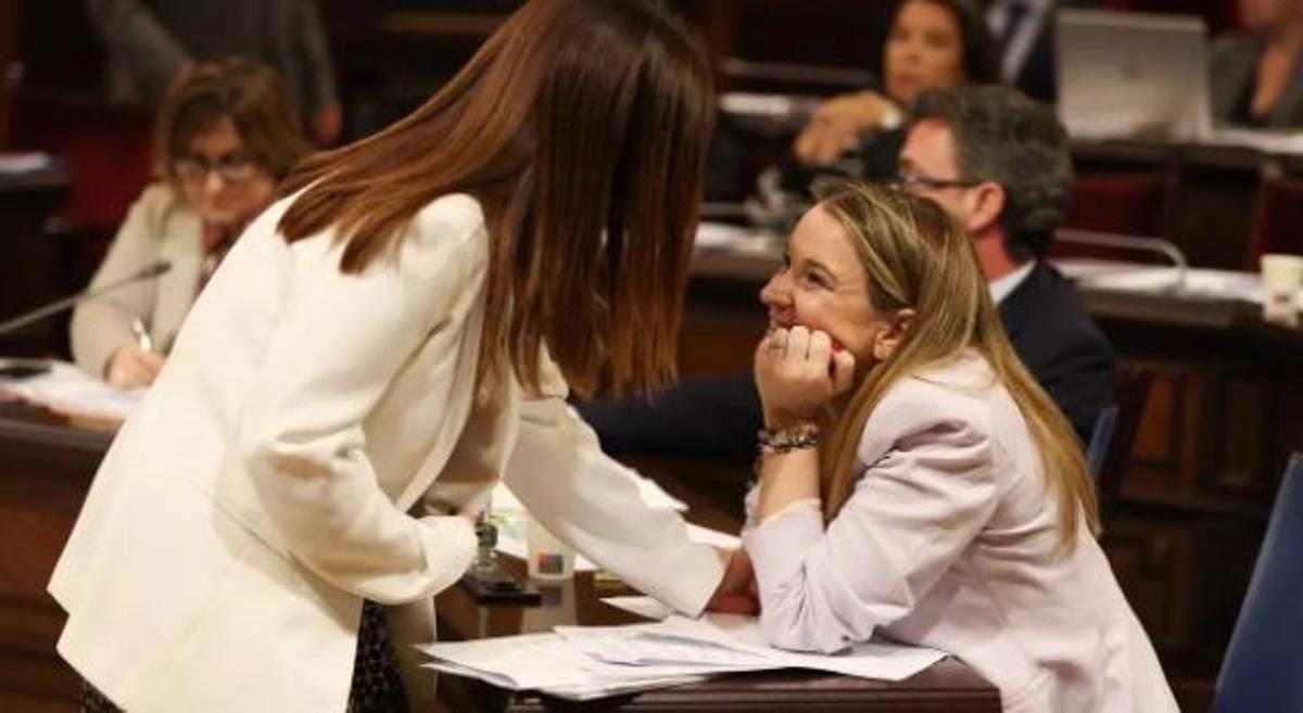 Manuela Cañadas (Vox) saluda a la presidenta Marga Prohens (PP) en el Parlament
