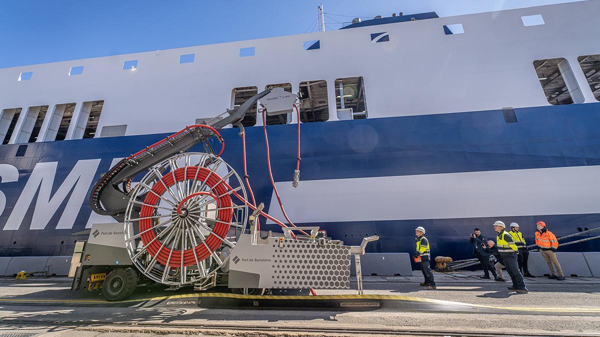 El Port de Barcelona estrena la conexión eléctrica de la terminal de ferris de Grimaldi