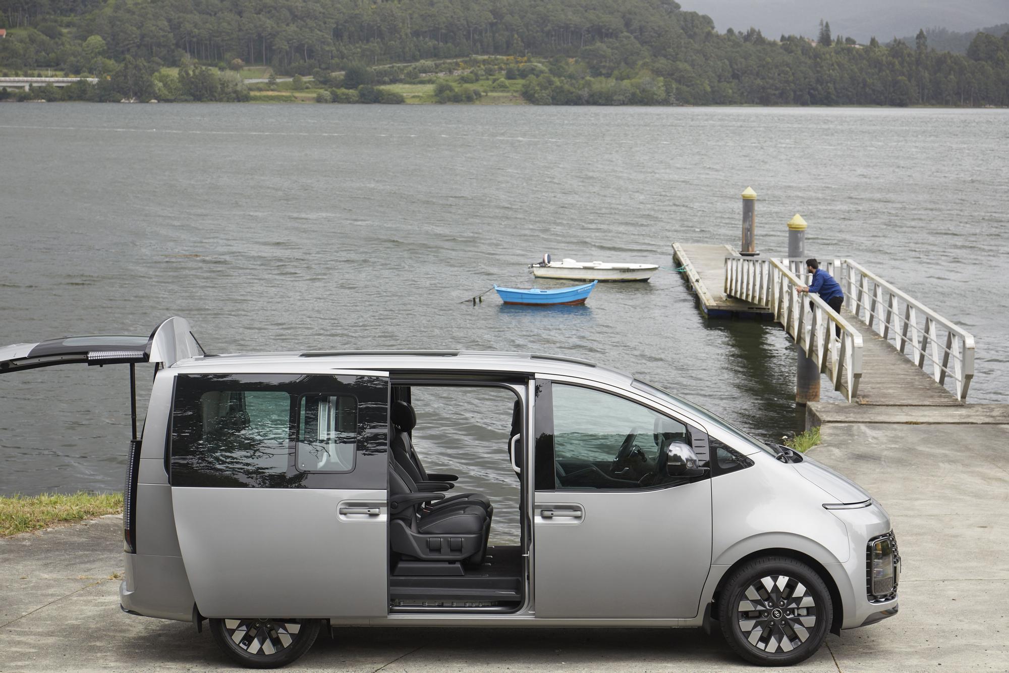 Comodidad. El Staria incluye un equipamiento completo con puertas correderas eléctricas, portón trasero con sistema de apertura sin manos, acceso y arranque sin llave entre otros. Hyundai