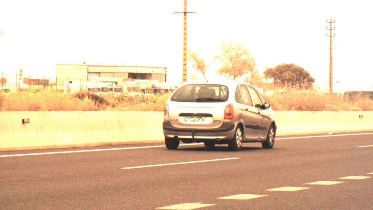 Huye de un control policial y deja a su mujer y a su madre dentro del coche