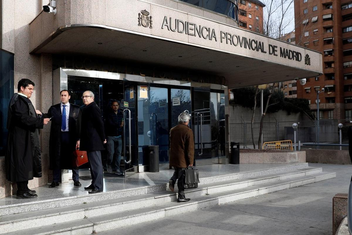 GRAF9350. MADRID, 18/02/2019.- El abogado de los acusados Ramón González Bosch (d) a su llegada a la Audiencia Provincial que aborda la recta final del juicio de seis acusados por el supuesto espionaje cometido en 2008 a cargos políticos del PP enfrentados a la entonces presidenta de la Comunidad madrileña, Esperanza Aguirre, tras las conclusiones definitivas y los informes de las partes y el turno de última palabra de los procesados. EFE/J.J. Guillén