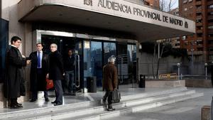 GRAF9350. MADRID, 18/02/2019.- El abogado de los acusados Ramón González Bosch (d) a su llegada a la Audiencia Provincial que aborda la recta final del juicio de seis acusados por el supuesto espionaje cometido en 2008 a cargos políticos del PP enfrentados a la entonces presidenta de la Comunidad madrileña, Esperanza Aguirre, tras las conclusiones definitivas y los informes de las partes y el turno de última palabra de los procesados. EFE/J.J. Guillén