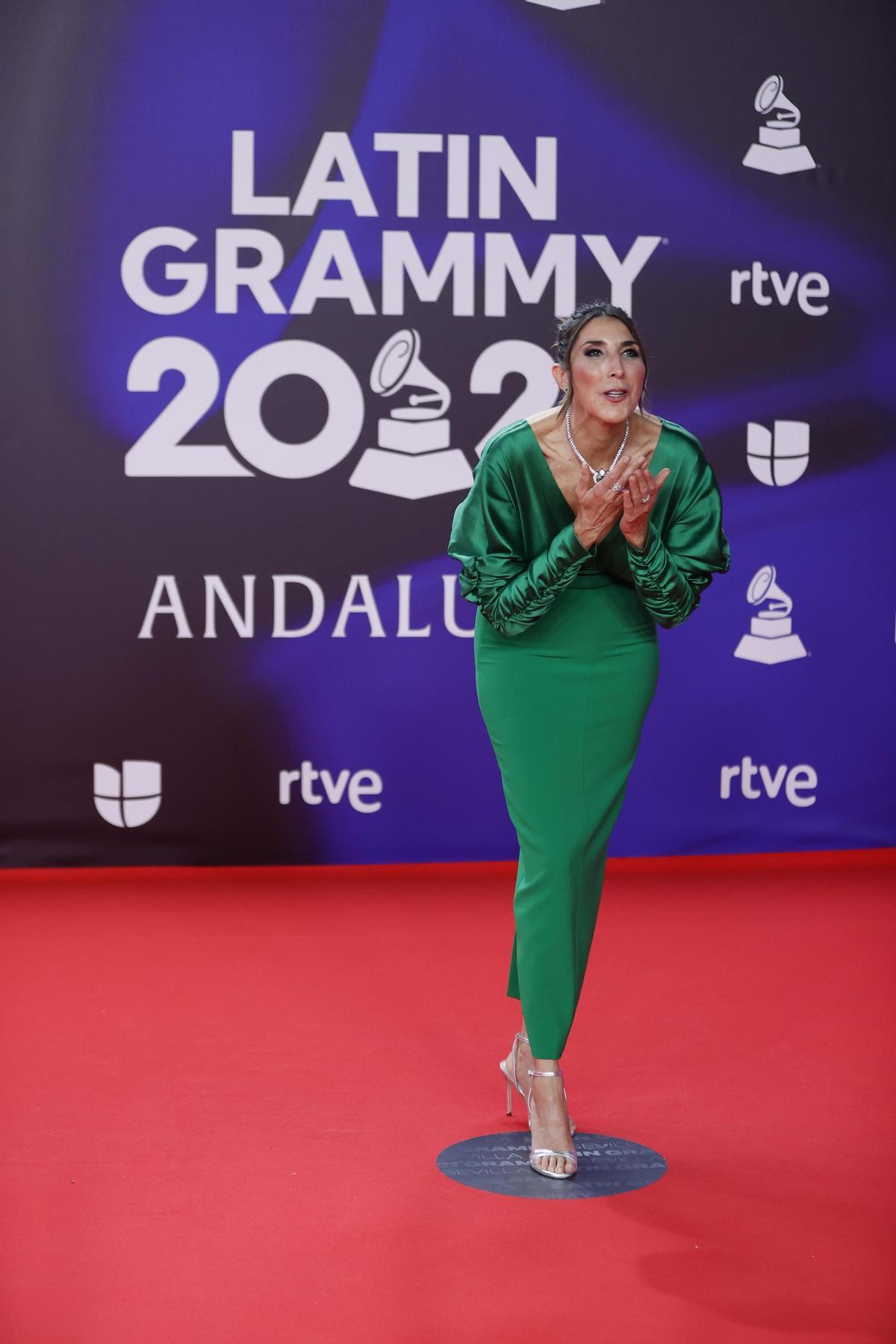 La presentadora de televisión y actriz Paz Padilla posa para los fotógrafos en la alfombra roja de la gala anual de los Latin Grammy, este jueves en Sevilla.