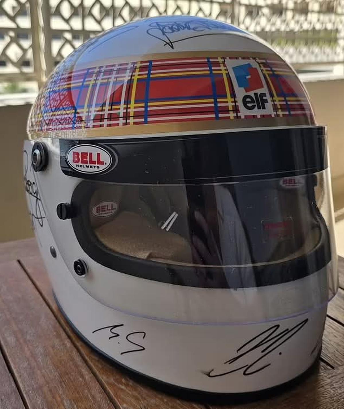 La firma 'MS' de Schumacher, en el casco para la subasta