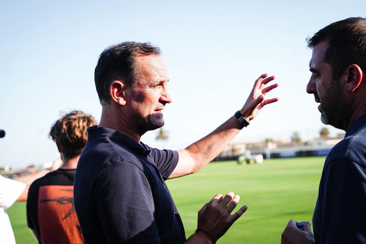 Joseba Etxeberria visitó también las instalaciones de Pinatar Arena.